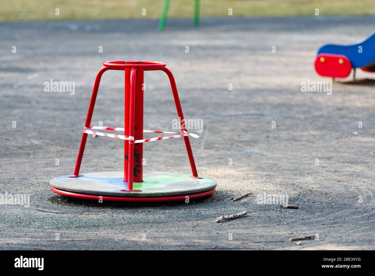 Indoor Spielplatz für Kinder. Ein kleines Karussell in Quarantäne. Während das Virus wütet, bleiben Kinder zu Hause. Stockfoto