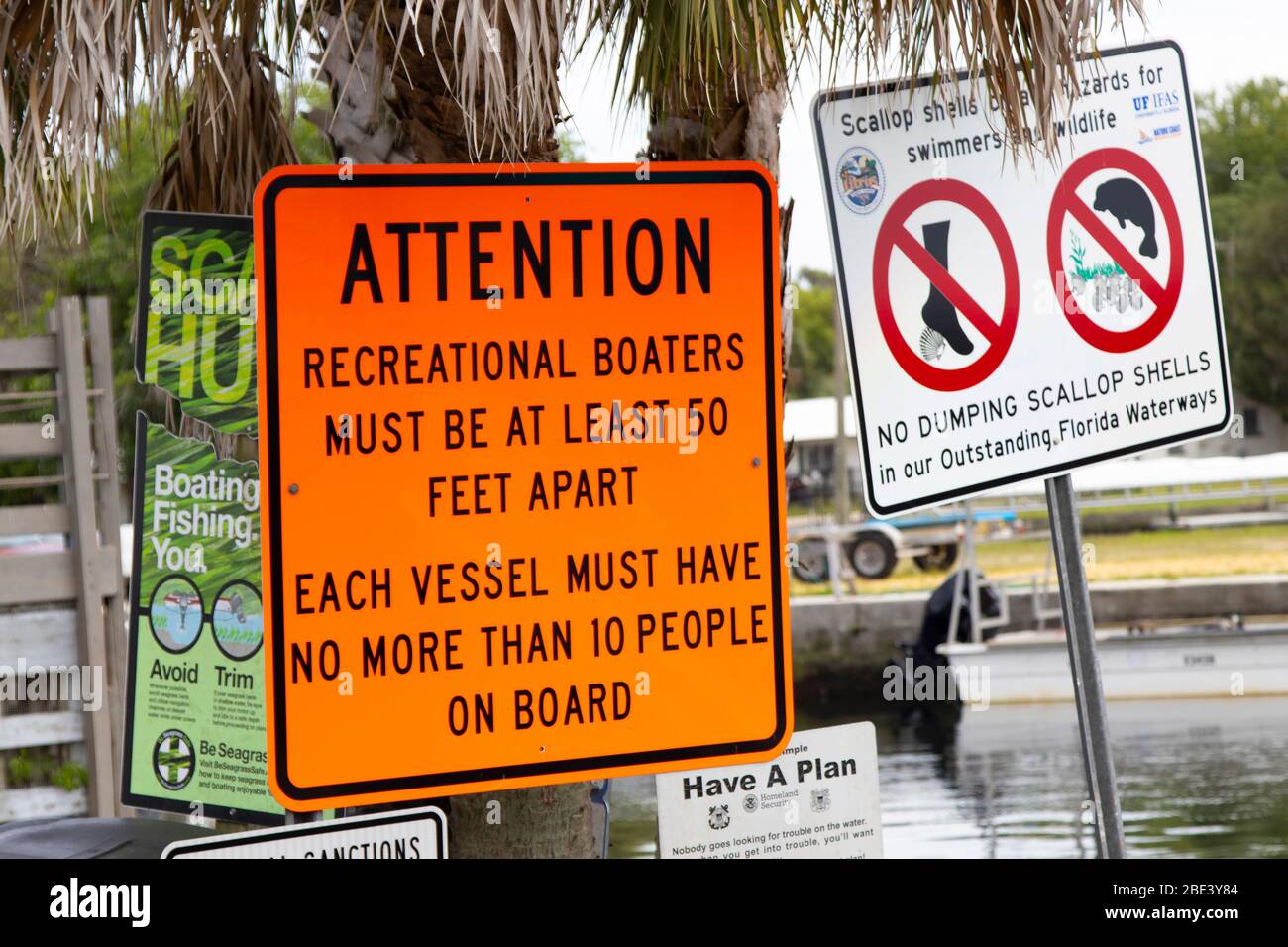 Ein Warnschild für Bootsfahrer an einer Bootsanlegestelle in Crystal River, Florida während der Covid-19-Pandemie. Stockfoto