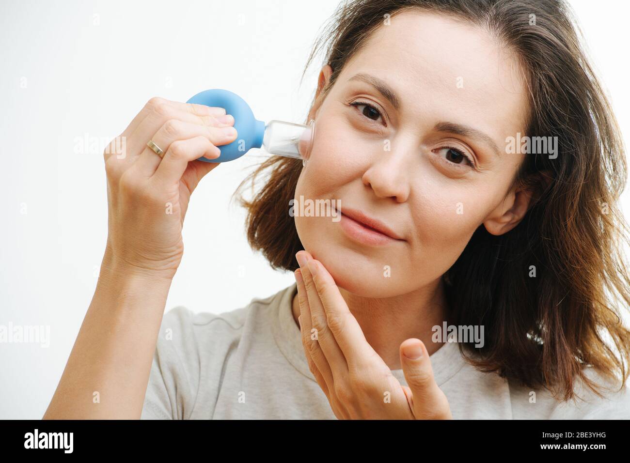 Pflege der Gesichtshaut, mit speziellen kosmetischen Vakuumgläsern Stockfoto