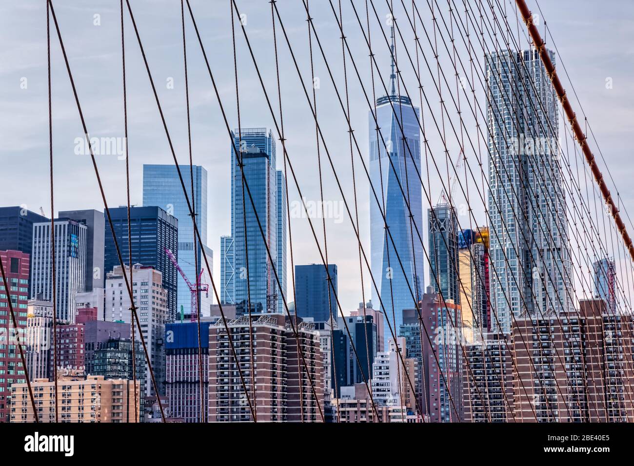 Manhattan durch die Brooklyn Bridge Kabel in New York Stockfoto