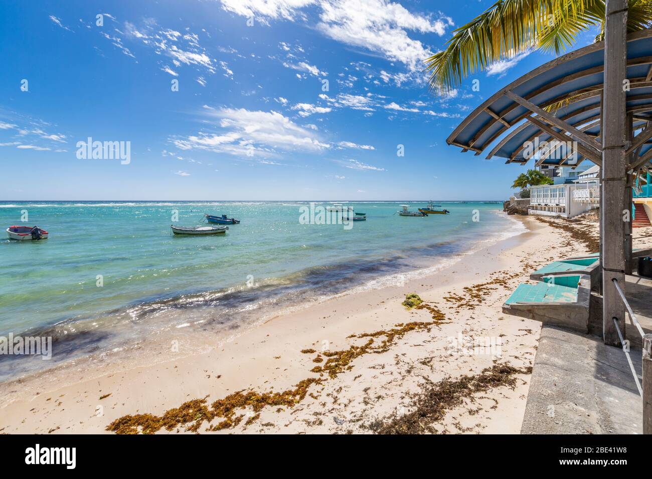 Blick auf den Strand von St Lawrence Gap, Barbados, Westindien, Karibik, Mittelamerika Stockfoto