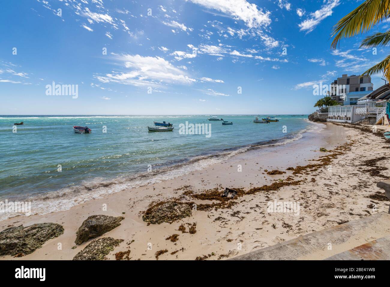Blick auf den Strand von St Lawrence Gap, Barbados, Westindien, Karibik, Mittelamerika Stockfoto