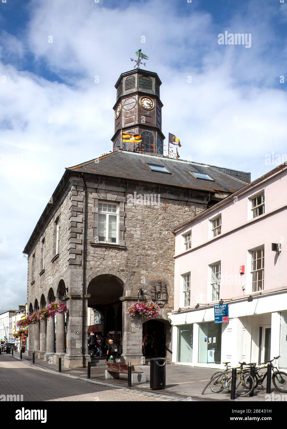 Seit dem Bau des lokalen Kalksteins im Jahr 1761 ist das Tholsel (Maut) Town Hall (Sael) heute Sitz der lokalen Regierung von Kilkenny. Stockfoto