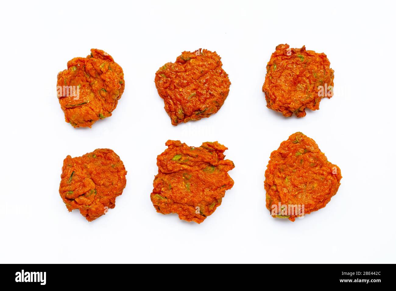 Thailändische Küche, gebratene Fischkuchen mit langen Bohnen auf weißem Hintergrund. Stockfoto