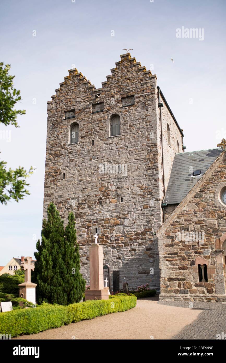 Die AA-kirke (AA-Kirche), eine romanische Kirche mit mittelalterlichem Ursprung, in der Stadt Aakirkeby auf der Insel Bornholm in Dänemark. Stockfoto