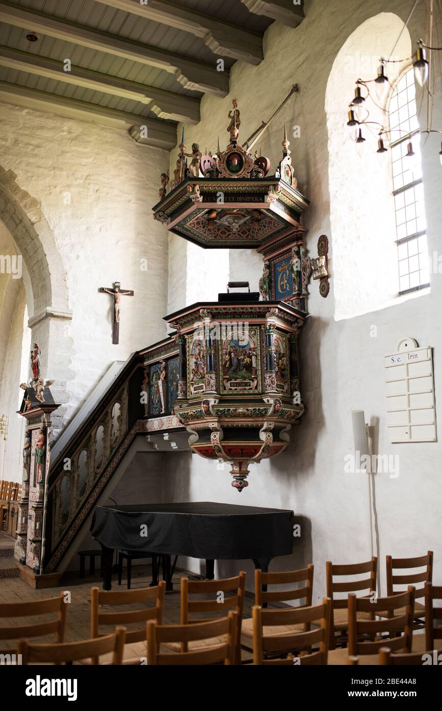 Die Kanzel der AA-kirke (AA-Kirche), eine romanische Kirche mit mittelalterlichem Ursprung, in der Stadt Aakirkeby auf der Insel Bornholm in Dänemark. Stockfoto