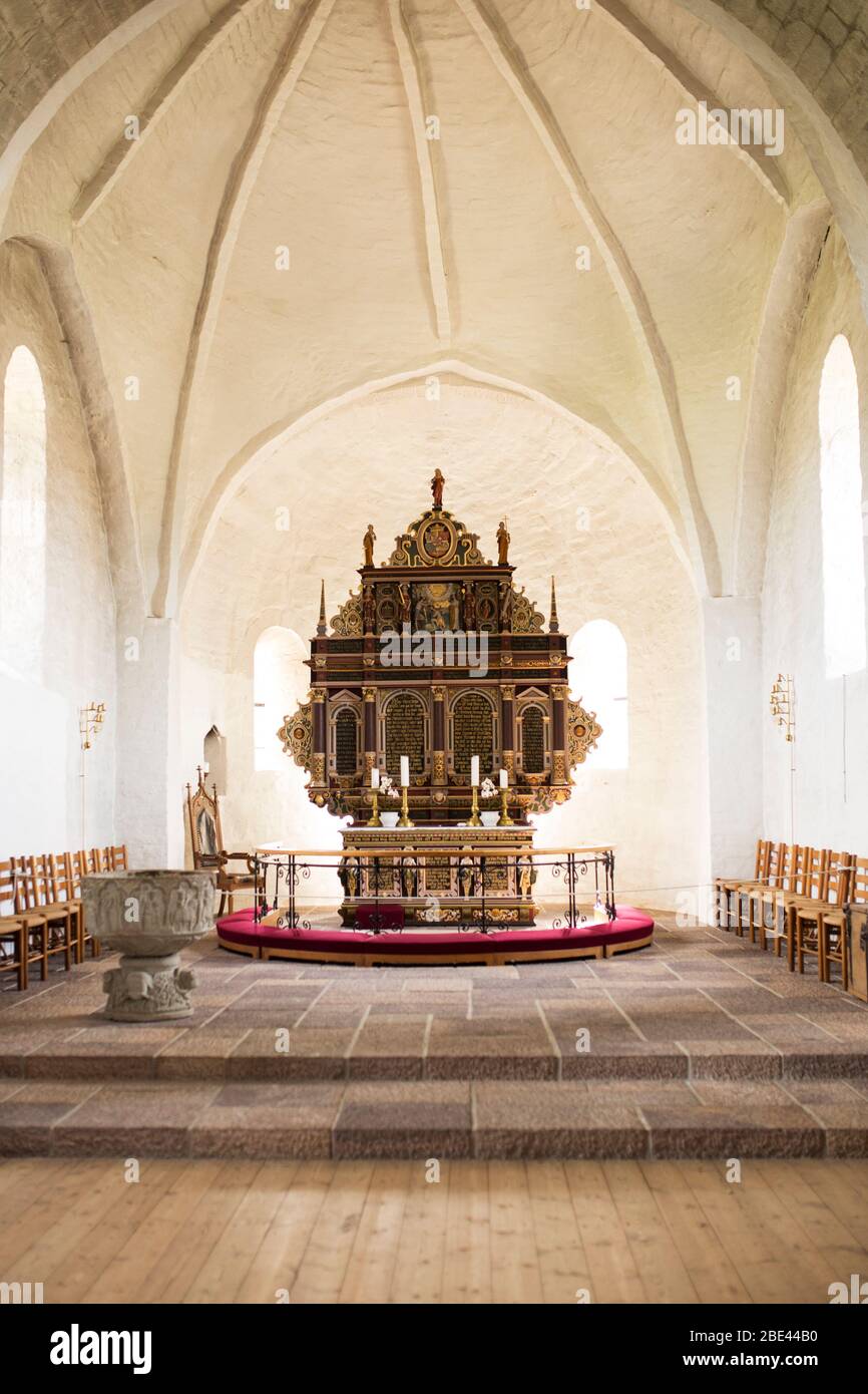Der Altar der AA-kirke (AA-Kirche), eine romanische Kirche mit mittelalterlichem Ursprung, in der Stadt Aakirkeby auf der Insel Bornholm in Dänemark. Stockfoto