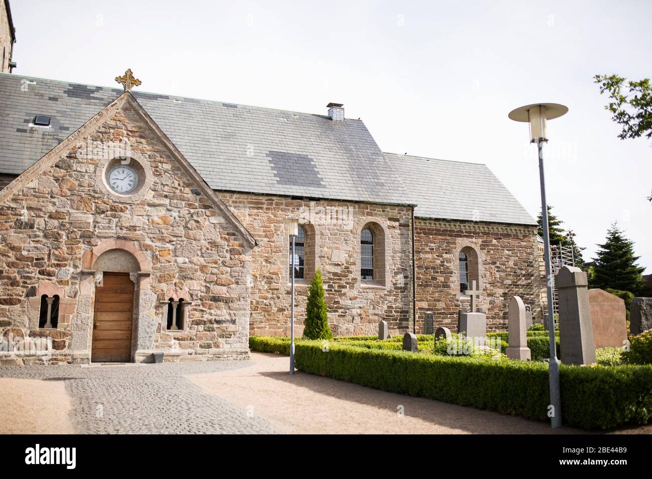 Die AA-kirke (AA-Kirche), eine romanische Kirche mit mittelalterlichem Ursprung, in der Stadt Aakirkeby auf der Insel Bornholm in Dänemark. Stockfoto