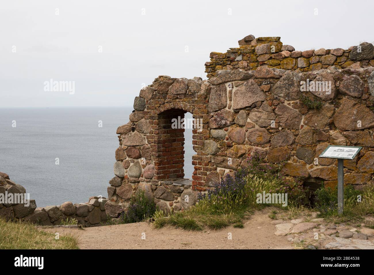 Ein zerstörte Tür und Mauer bei der mittelalterlichen Hammershus Festung bei Allinge auf Hammeren Vorgebirge auf Bornholm in Dänemark an der Ostsee. Stockfoto