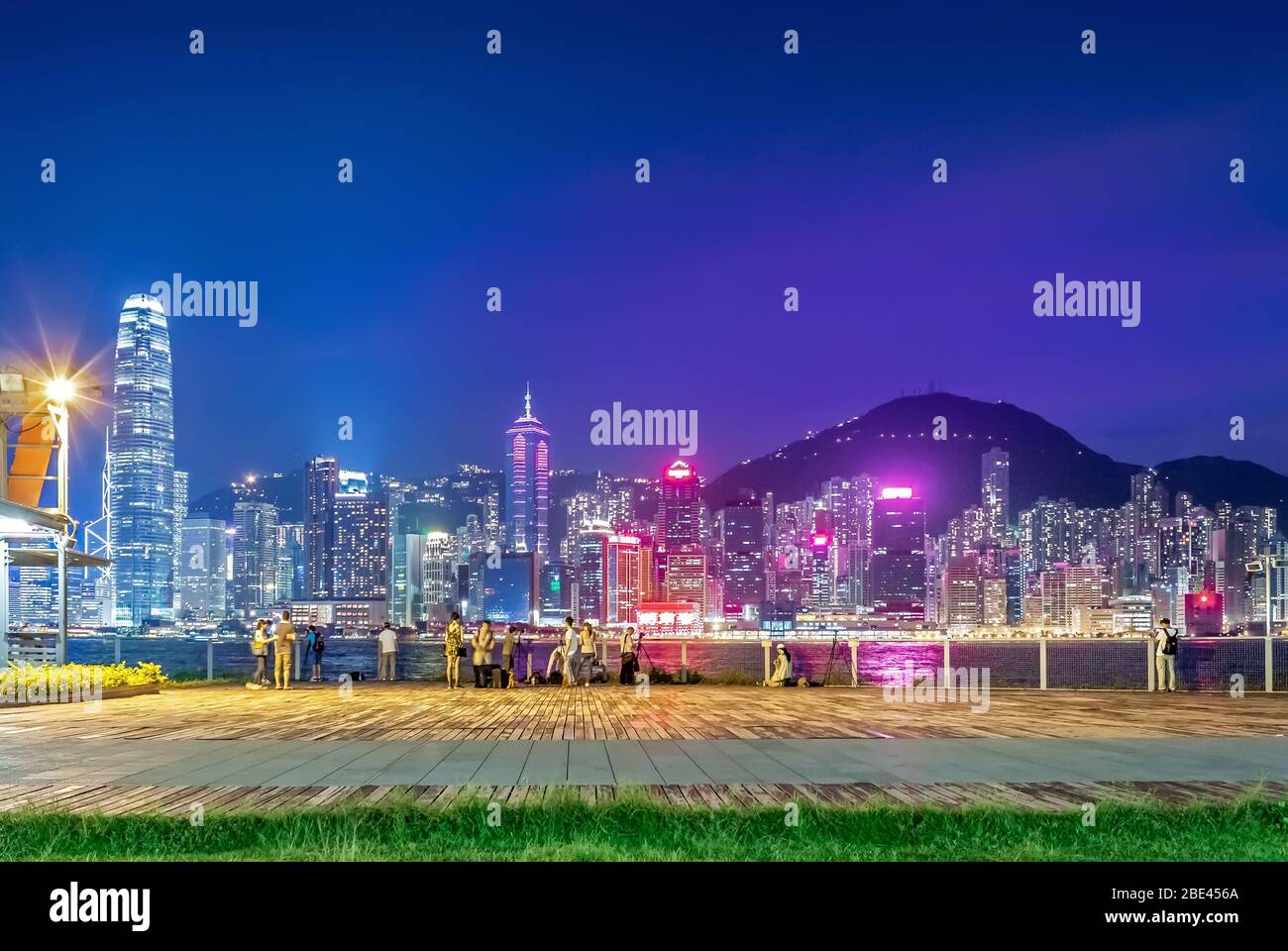 Panoramablick auf die Stadt mit der lebhaften und farbenfrohen Skyline und den Wolkenkratzern bei Nacht, Hongkong Stockfoto