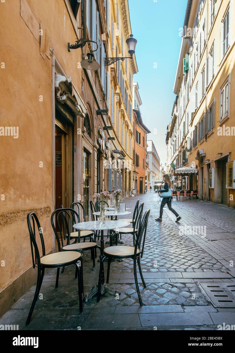 Straßenfotografie des traditionellen italienischen Cafés mit Sitzgelegenheiten am frühen Morgen, Rom, Italien Stockfoto