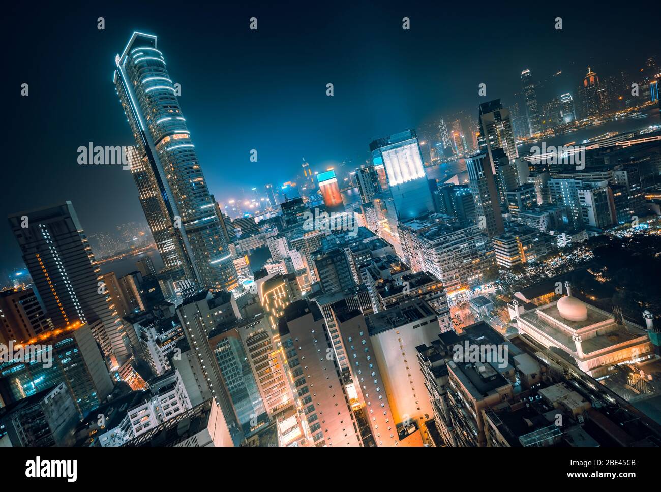 Panoramablick auf die Dächer futuristischer Wolkenkratzer bei Nacht in lebendigen Farben, Hongkong Stockfoto