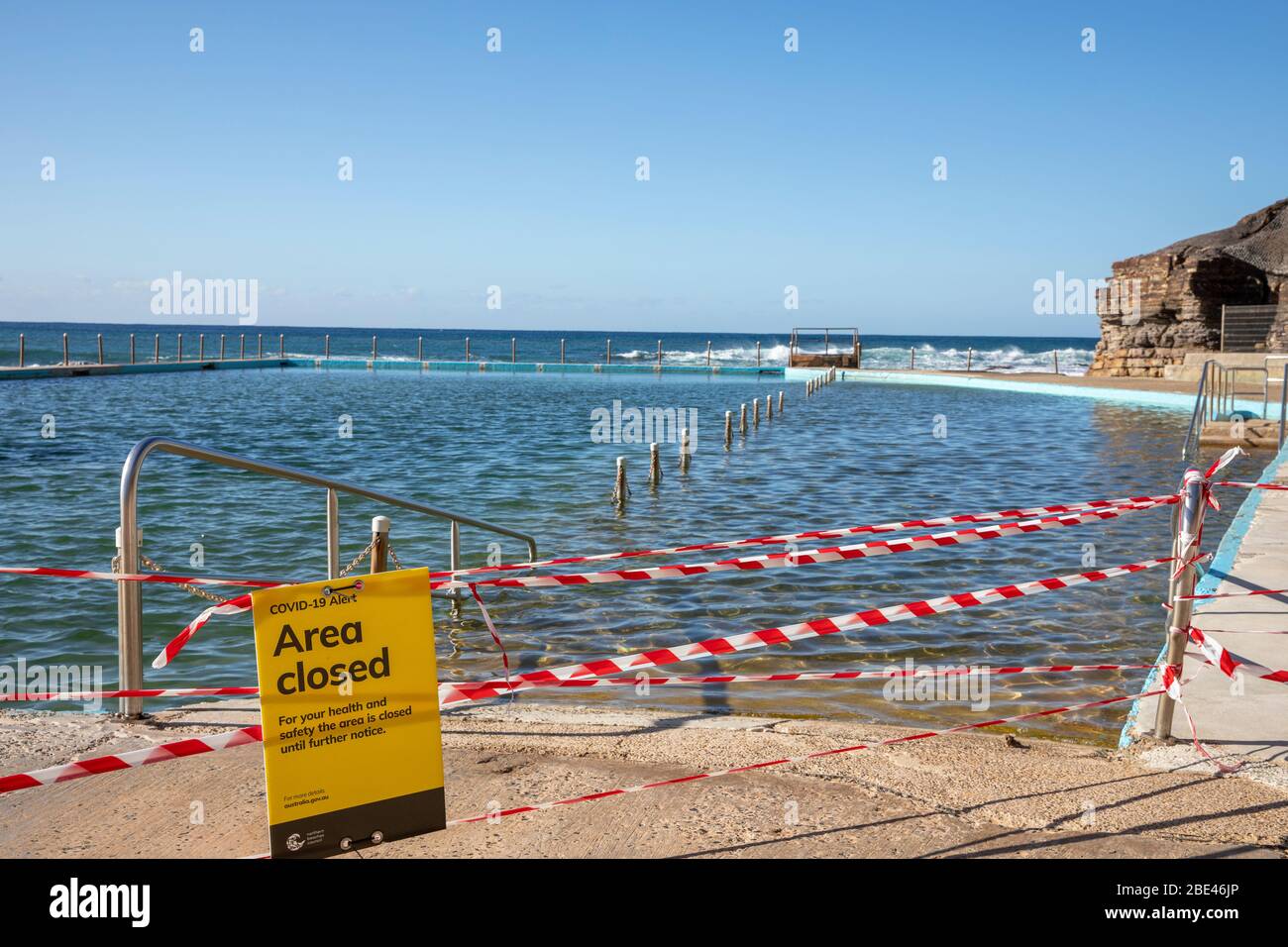 Bilgola Beach Sydney, Australien. Ostersonntag 12. April 2020. Die Zahl der Todesopfer in Australien beträgt 57, die Einwohner von Sydney haben die Anforderungen für den Aufenthalt zu Hause erfüllt, die Pools am Strand sind geschlossen, die offenen Strände werden genutzt, um eine kleine Anzahl von Bewohnern zu Fuß, joggen oder surfen zu gehen. Credit Martin Berry/Alamy Live News Stockfoto