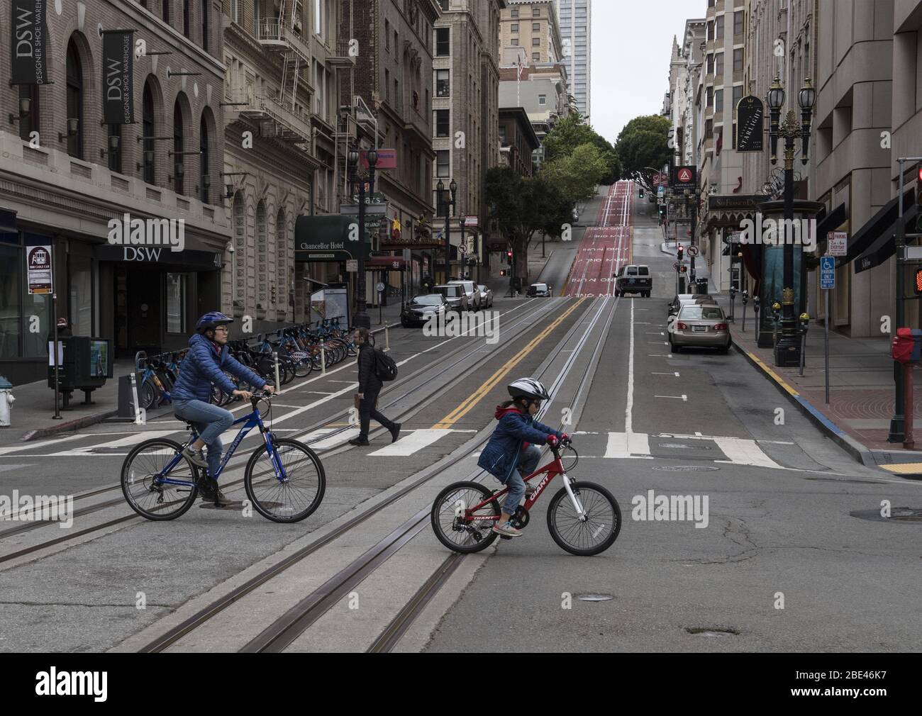 Hayward, USA. April 2020. Eine Familie auf Fahrrädern überquert die Powell Street am Union Square in San Francisco am Samstag, den 11. April 2020. Der High-End-Einzelhandel ist geschlossen und verbarst, wie die Stadt Schutz vor Ort wegen Coronavirus. Foto von Terry Schmitt/UPI Quelle: UPI/Alamy Live News Stockfoto