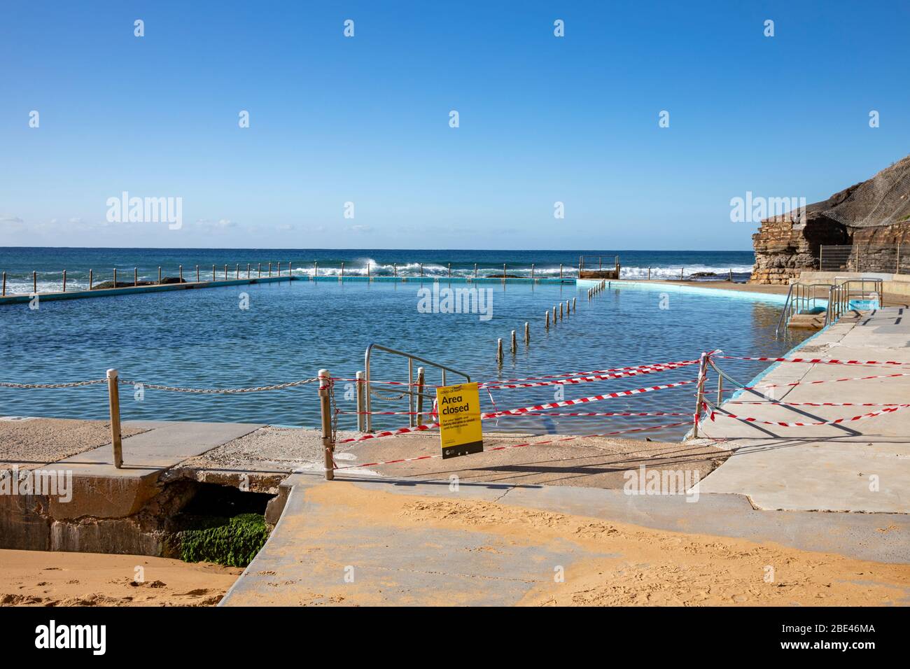 Bilgola Beach Sydney, Australien. Ostersonntag 12. April 2020. Die Zahl der Todesopfer in Australien beträgt 57, die Einwohner von Sydney haben die Anforderungen für den Aufenthalt zu Hause erfüllt, die Pools am Strand sind geschlossen, die offenen Strände werden genutzt, um eine kleine Anzahl von Bewohnern zu Fuß, joggen oder surfen zu gehen. Credit Martin Berry/Alamy Live News Stockfoto