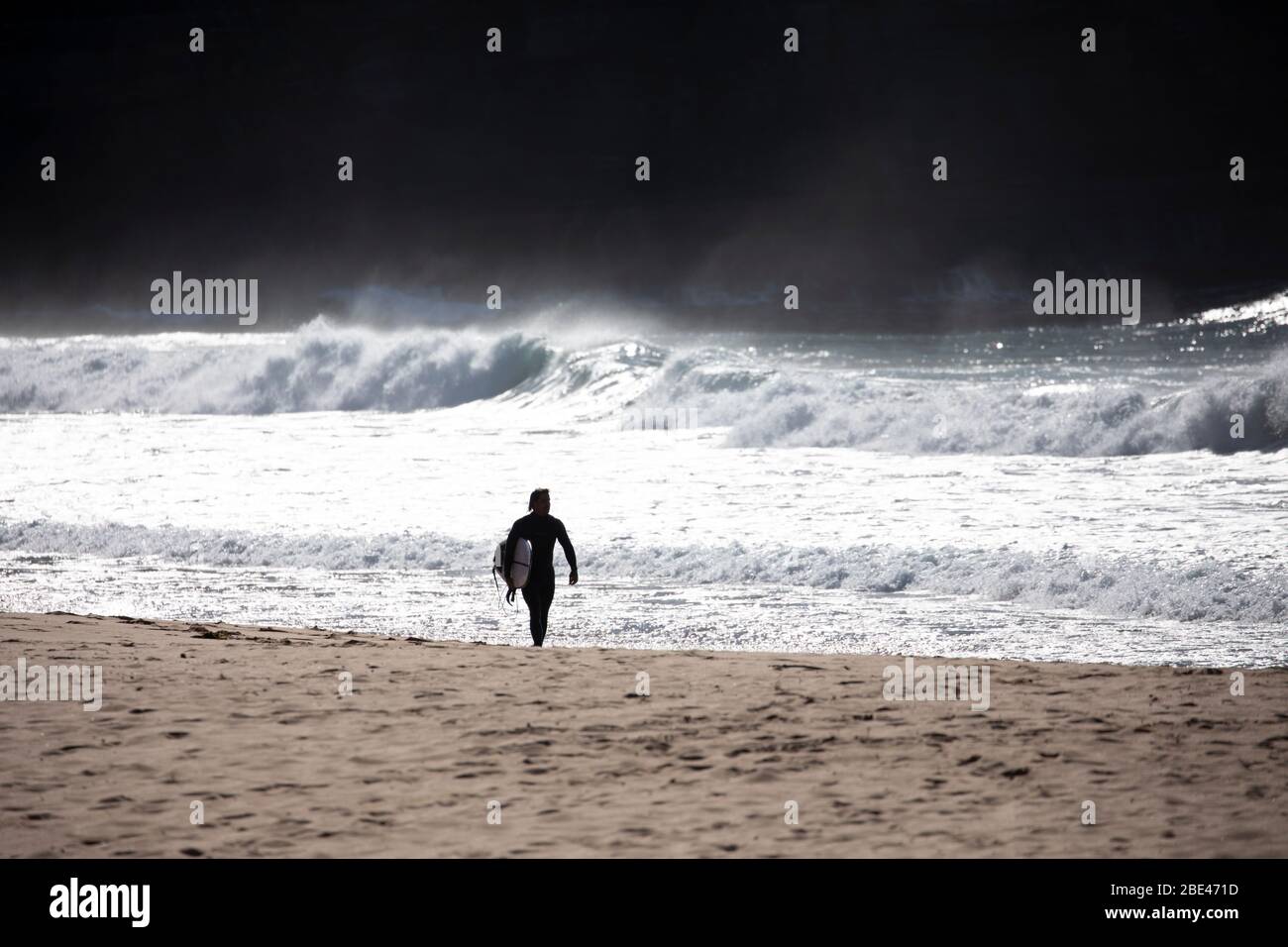 Bilgola Beach Sydney, Australien. Ostersonntag 12. April 2020. Die Zahl der Todesopfer in Australien beträgt 57, die Einwohner von Sydney haben die Anforderungen für den Aufenthalt zu Hause erfüllt, die Pools am Strand sind geschlossen, die offenen Strände werden genutzt, um eine kleine Anzahl von Bewohnern zu Fuß, joggen oder surfen zu gehen. Credit Martin Berry/Alamy Live News Stockfoto