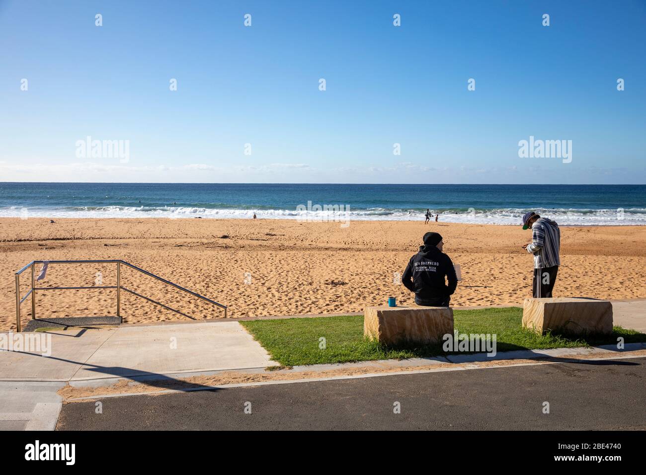 Bilgola Beach Sydney, Australien. Ostersonntag 12. April 2020. Die Zahl der Todesopfer in Australien beträgt 57, die Einwohner von Sydney haben die Anforderungen für den Aufenthalt zu Hause erfüllt, die Pools am Strand sind geschlossen, die offenen Strände werden genutzt, um eine kleine Anzahl von Bewohnern zu Fuß, joggen oder surfen zu gehen. Credit Martin Berry/Alamy Live News Stockfoto