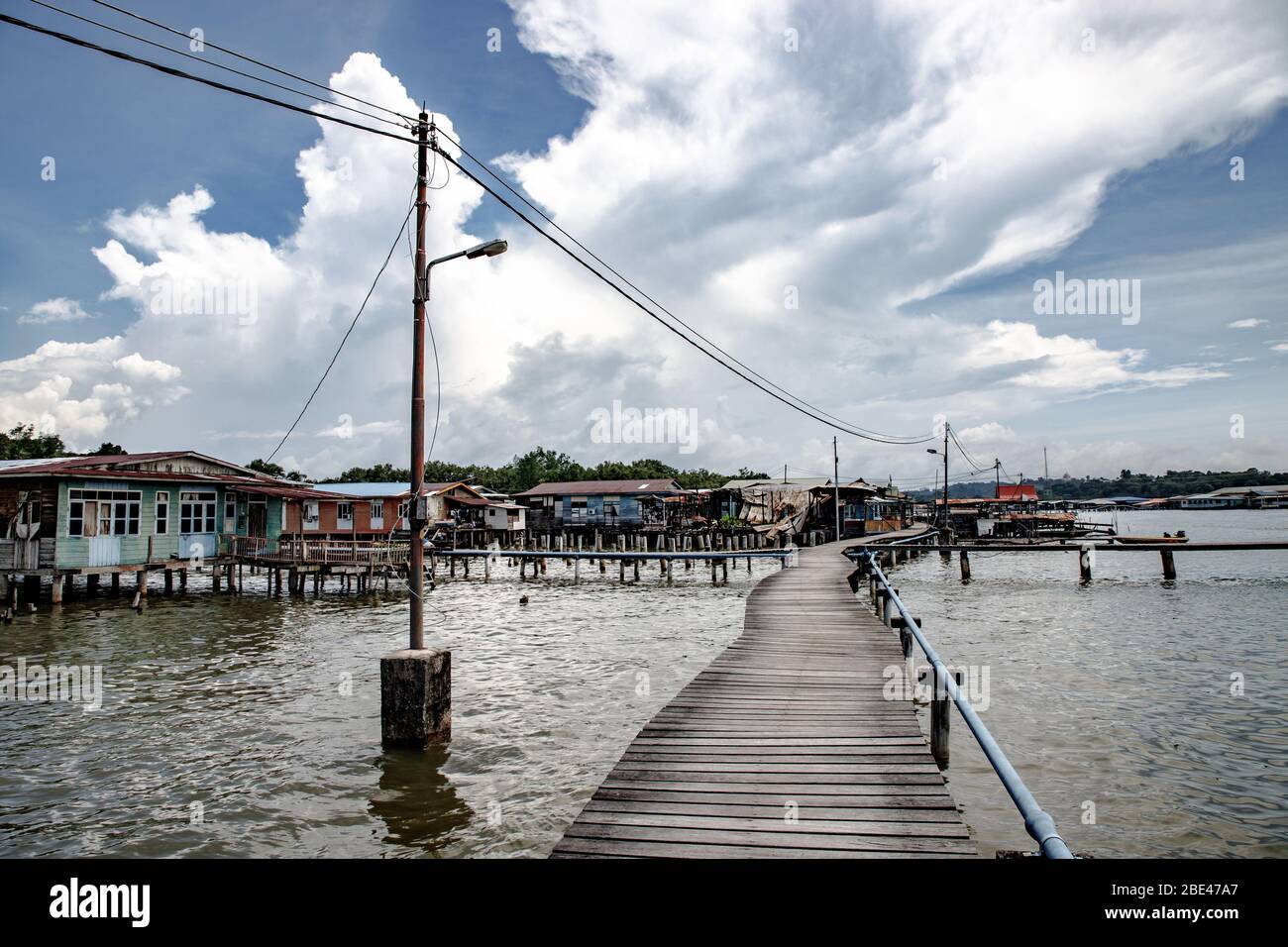 Holzsteg und Straßenlaterne in Kampong Ayer, dem Wasserdorf Brunei - pasarela de madera y farola en el poblado del agua de Brunei Stockfoto