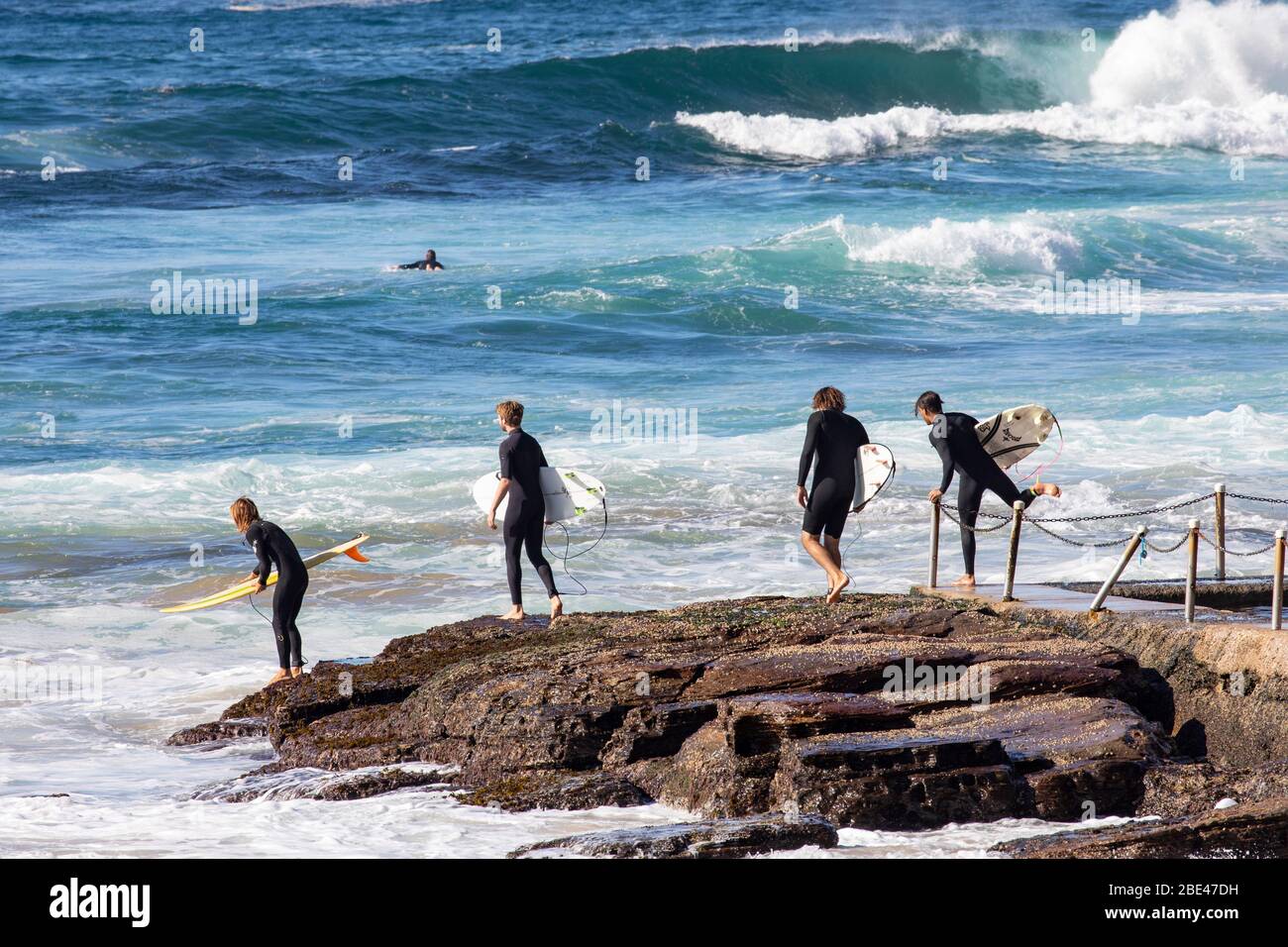 Avalon Beach Sydney, Australien. Ostersonntag 12. April 2020. Da die Todesrate in Australien 57 erreicht hat, haben die Einwohner von Sydney die Anforderungen für den Aufenthalt zu Hause erfüllt. Einige Strände sind geschlossen, aber viele andere Strände von Sydney sind zum Sport geöffnet, einschließlich Wandern und Surfen. Credit Martin Berry/Alamy Live News Stockfoto