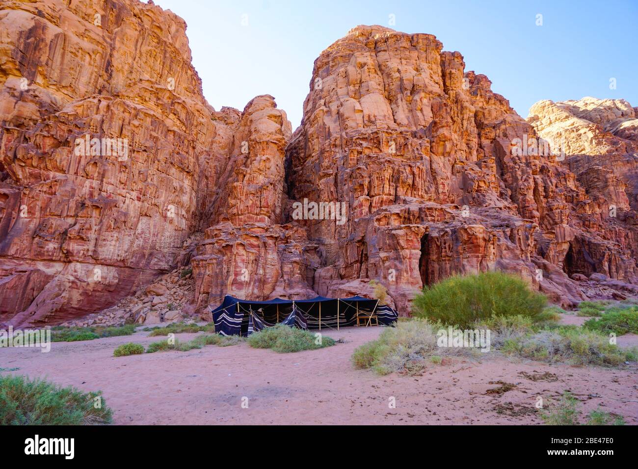Jordan, Wadi Rum, ein traditionelles Beduinenzelt vor den Amazing Rocks Stockfoto
