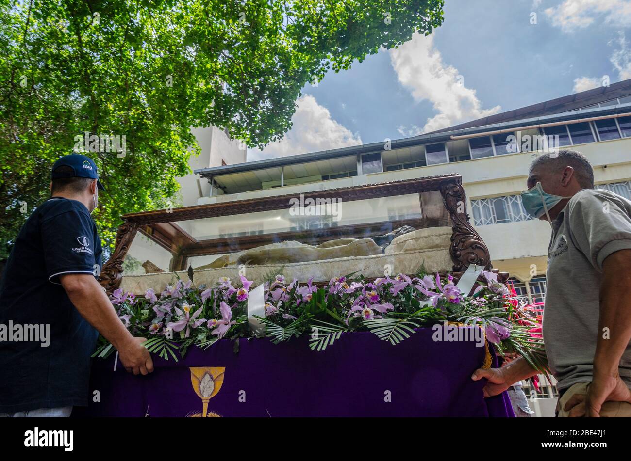 Nachbarn eines Sektors von Caracas (Chacao) machen eine Prozession mit dem heiligen Grab in Kranichen und abholen in den Straßen dieser Gemeinschaft in der celebrati Stockfoto