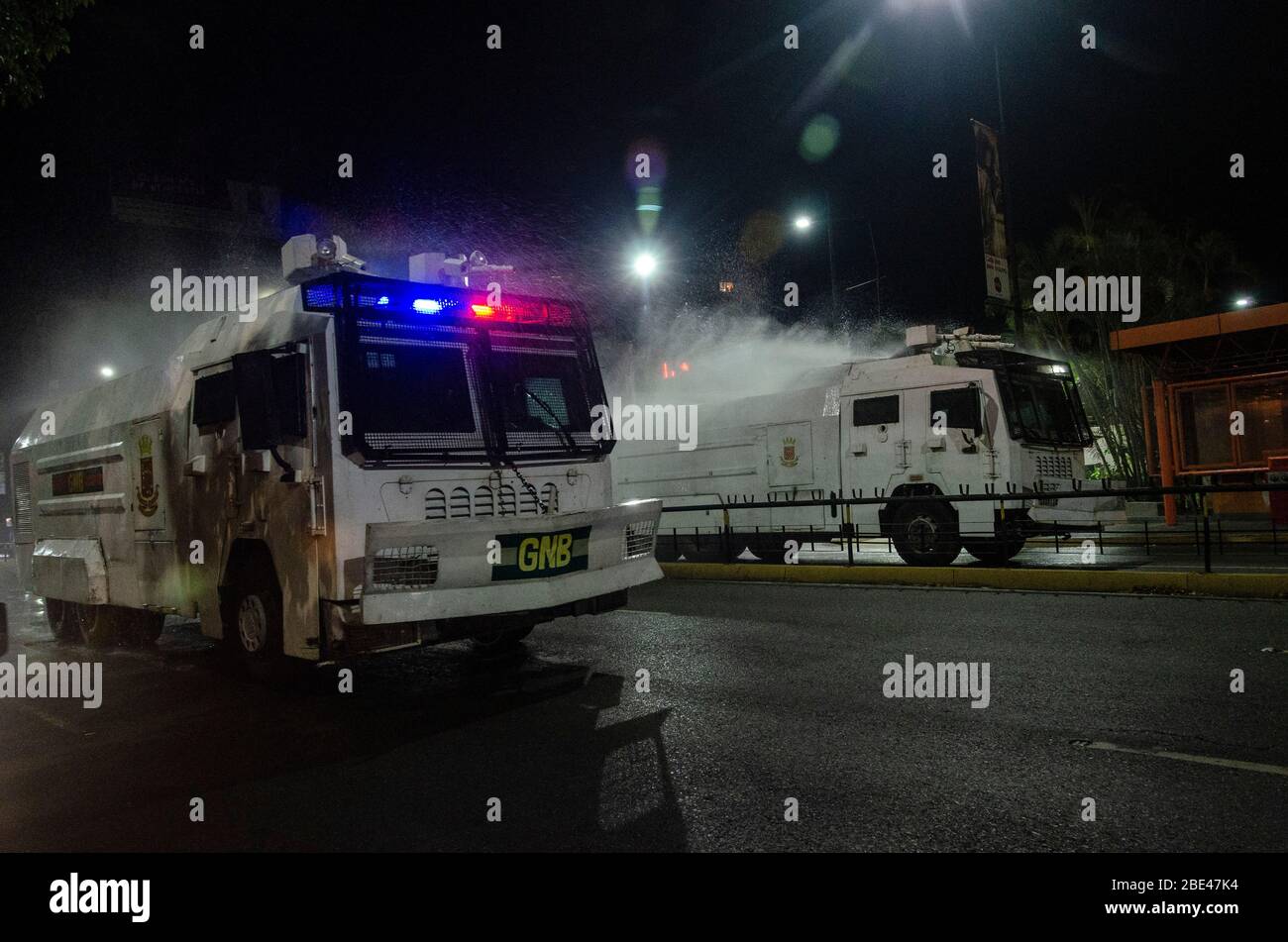 Straßenreinigung mit dem Geschwader Wasser Kanone Fahrzeug. Tag der Nacht Reinigung und Desinfektion in den Straßen von Caracas, Venezuela, um die s zu verhindern Stockfoto