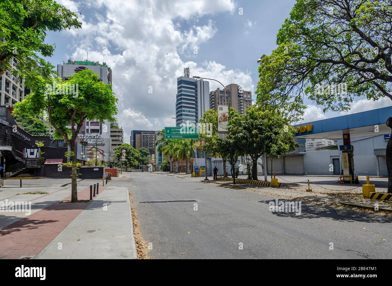 Die Hauptstraßen und Alleen von Caracas bleiben verlassen, weil die Ordnung, eine strenge Quarantäne für die globale Covid-19-Pandemie aufrechtzuerhalten, gegeben ist Stockfoto
