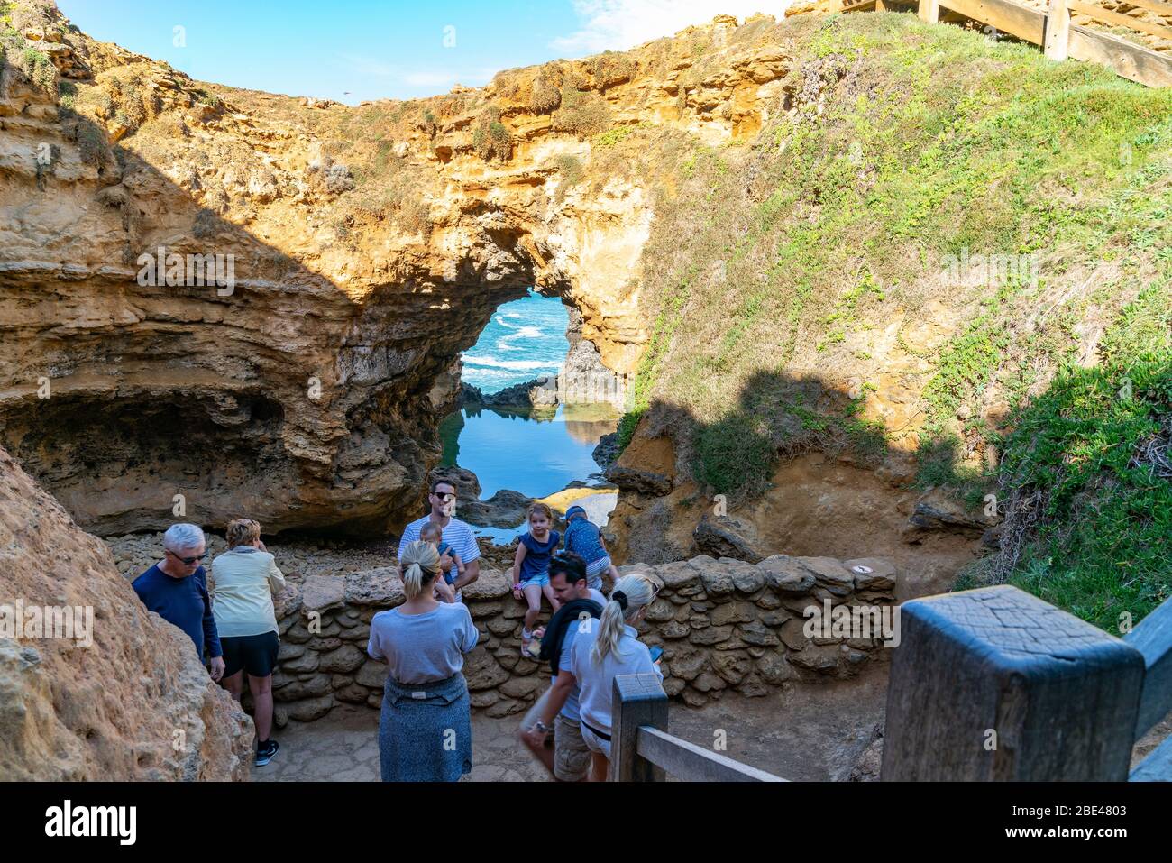 Victoria Australien - März 17 2020; der natürliche Bogen und die Brücke der geologischen Grotto Formation, die Touristen entlang der Great Ocean Road in VI anzieht Stockfoto