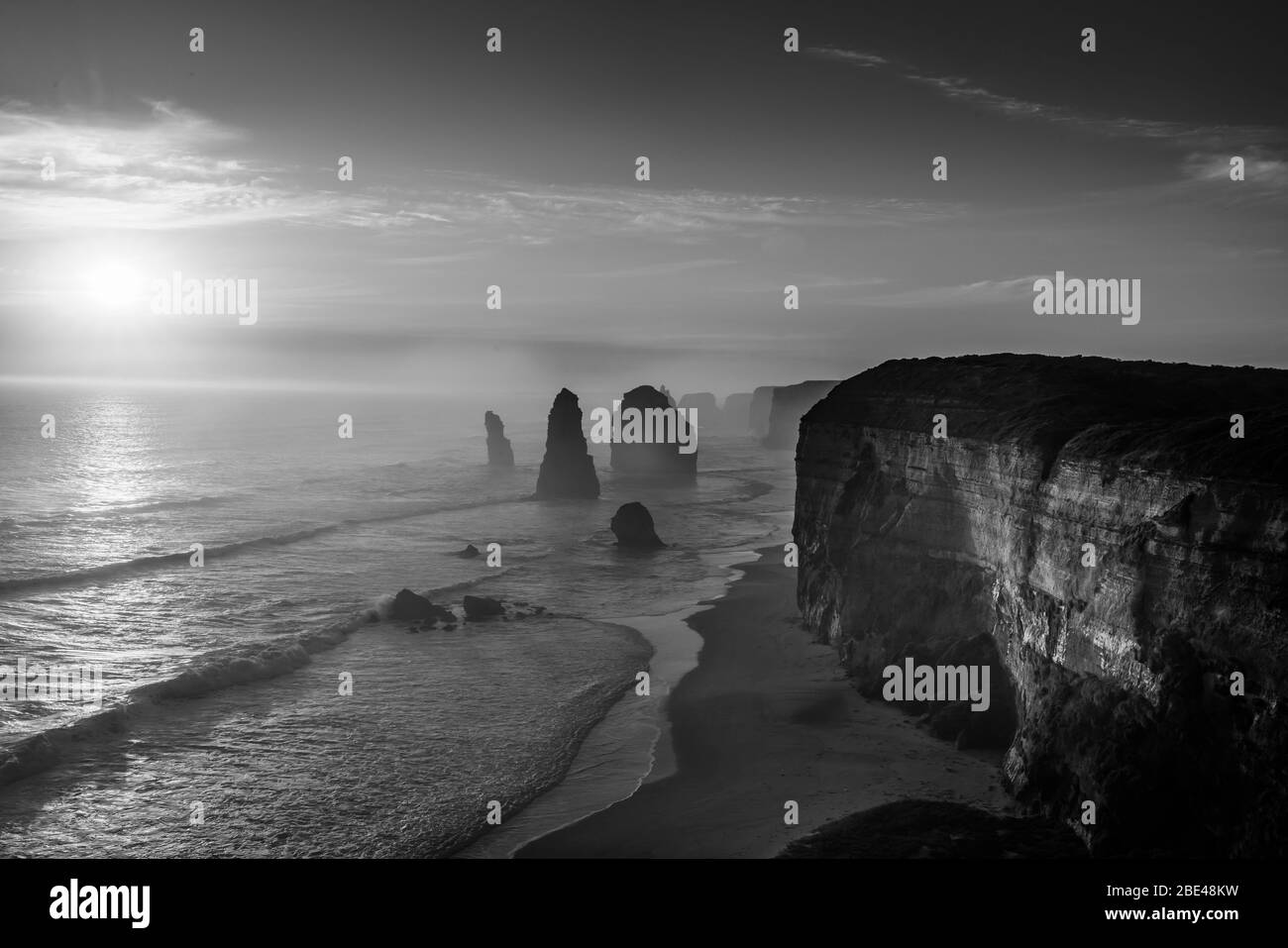 Monochrome Sammlung der zwölf Apostel mit Kalksteinstapeln bei Sonnenuntergang entlang der Great Ocean Road im Port Campbell National Park von Victoria Australia. Stockfoto