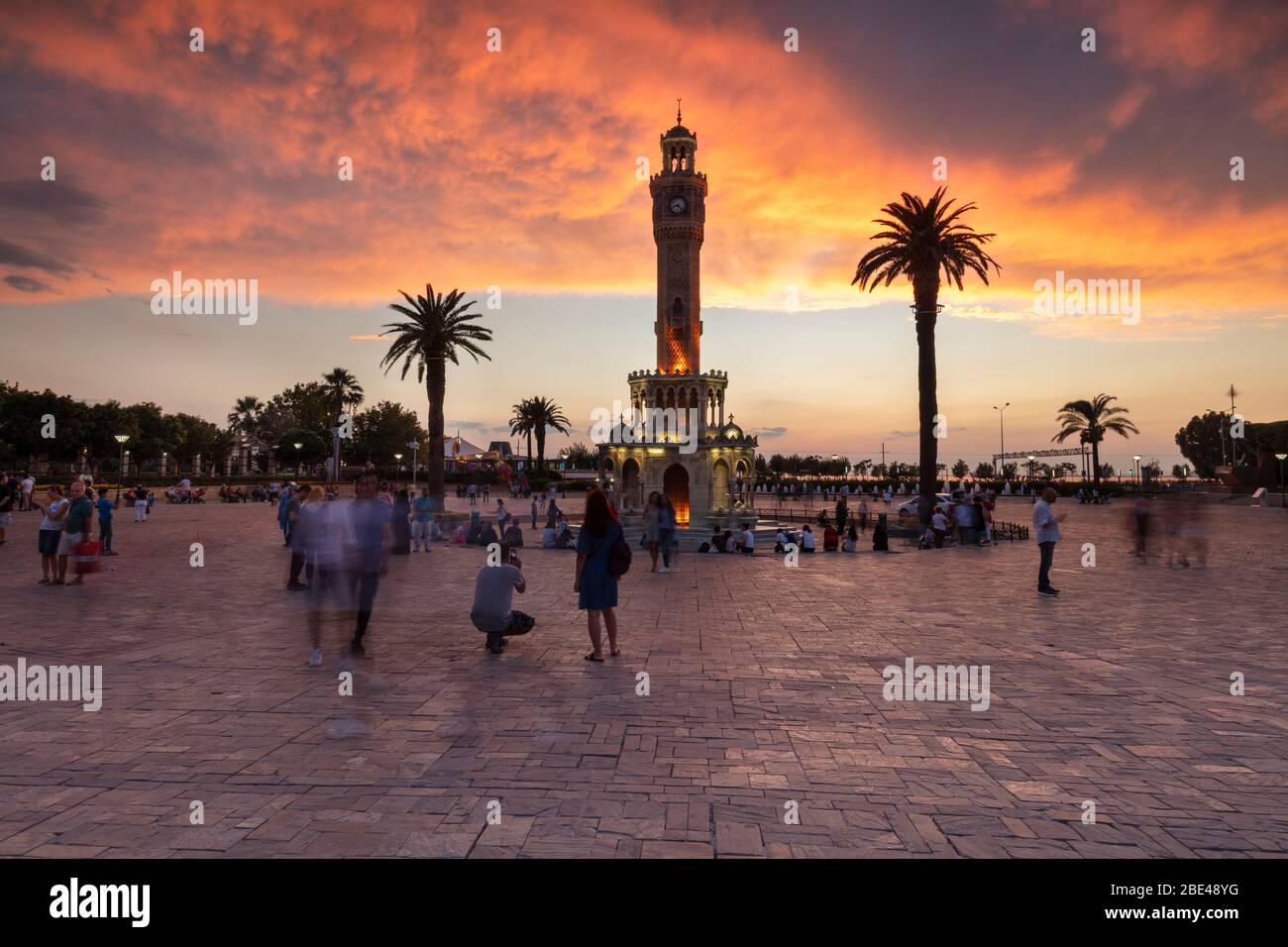 Izmir, Türkei - 4. August 2018; Blick auf den Konak-Platz und den Uhrturm bei Sonnenuntergang in Izmir, Türkei. Der Uhrturm von Izmir ist das anerkannte Wahrzeichen von Th Stockfoto