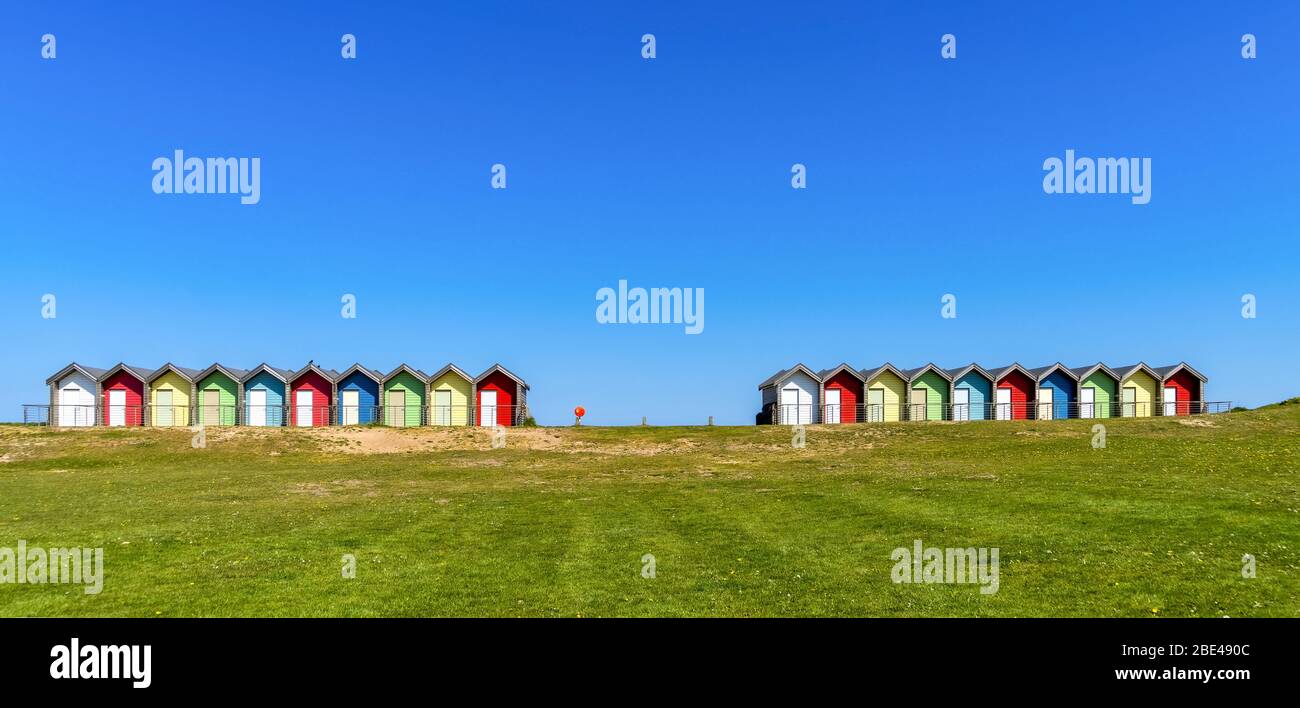 Bunt bemalte Strukturen für Umziehen am Strand an der Küste; Blyth, Northumberland, England Stockfoto