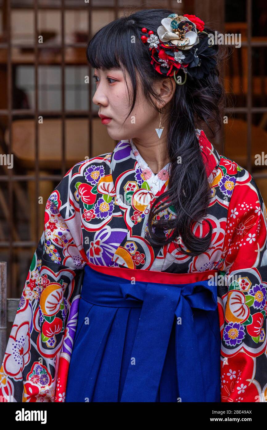 Frau im japanischen Kimono, die einen der traditionellen Gärten von Kyoto besucht. Japan Stockfoto