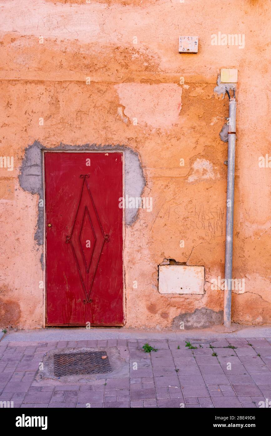 Eine rote Metalltür in Marrakesch, Marokko Stockfoto