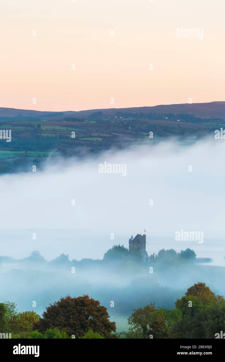 Castlebawn am Ufer des Lough Derg, umgeben von Nebel und Nebel bei Sonnenaufgang im Herbst; Ogonnelloe, County Clare, Irland Stockfoto