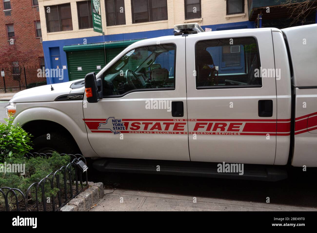 Lastwagen, der zur Abteilung für Feuerschutz der Abteilung für Heimatschutz und Notfalldienste der NY State Division gehört, parkten auf einer New yorker Stadtstraße Stockfoto