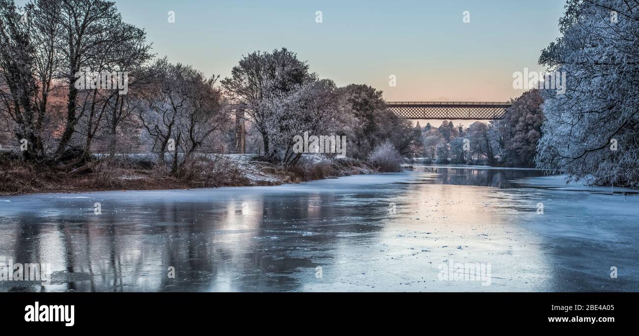 Carrickabrick Eisenbahnviadukt in Fermoy, über einem gefrorenen Blackwater River, im Winter umgeben von schneebedeckter Landschaft Stockfoto