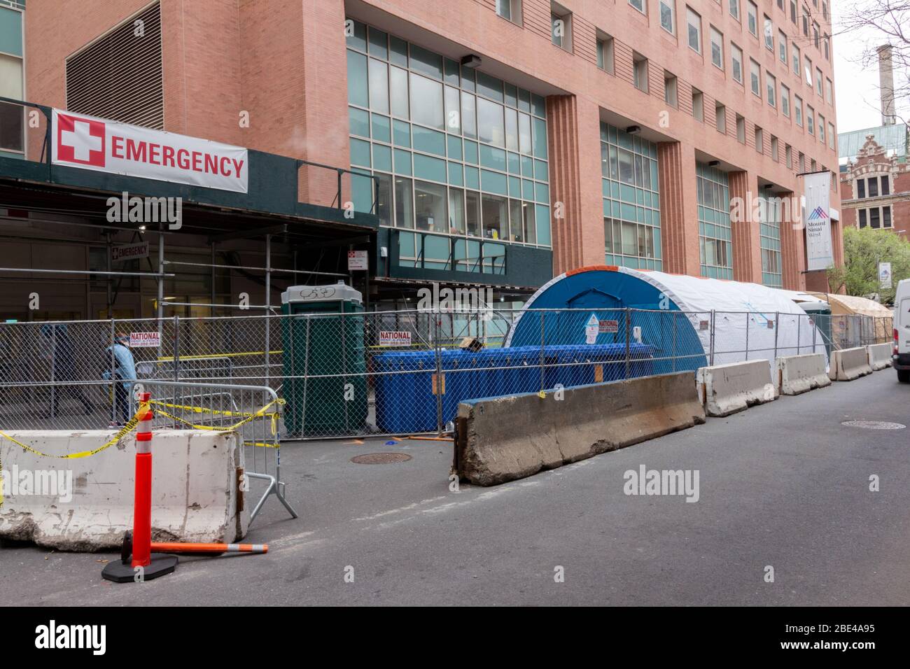 triage-Zelte, die vor dem Eingang der Notaufnahme des Mount Sinai West Hospital errichtet wurden, um mit dem Coronavirus oder der COVID-19-Pandemie fertig zu werden Stockfoto