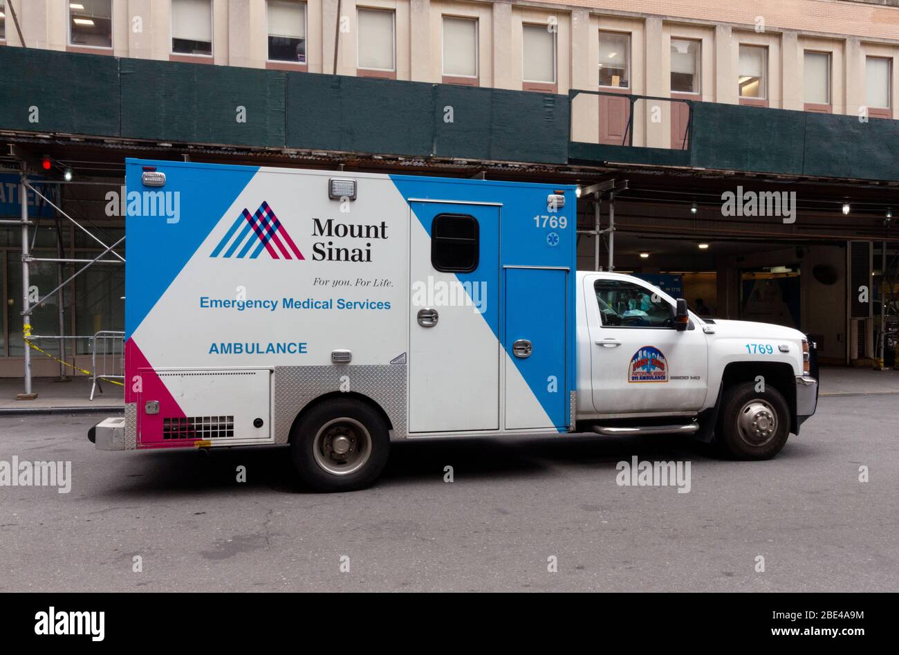 Ein Krankenwagen des Mount Sinai Krankenhauses, der vor dem Mount Sinai West Hospital in Midtown westlich von Manhattan steht Stockfoto