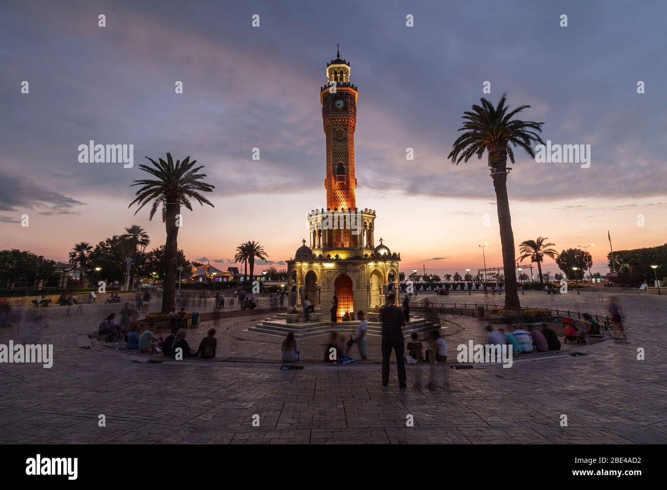 Izmir, Türkei - 4. August 2018; Blick auf den Konak-Platz und den Uhrturm bei Sonnenuntergang in Izmir, Türkei. Der Uhrturm von Izmir ist das anerkannte Wahrzeichen von Th Stockfoto