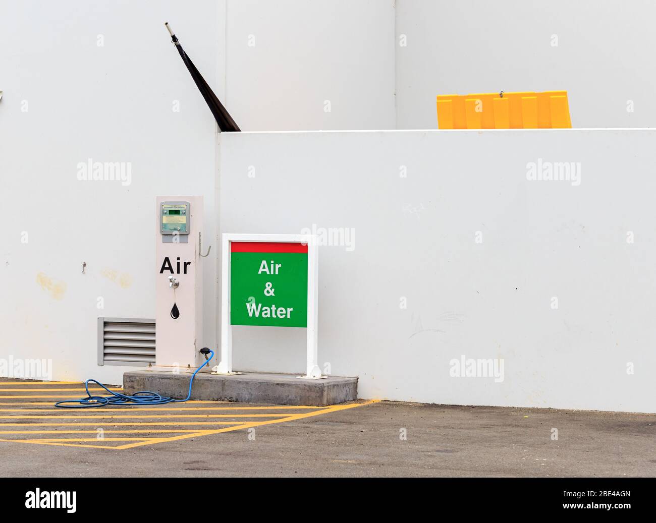 Luftpumpe und Wasserauffüllanlage an einer Tankstelle mit weißem Wandhintergrund Stockfoto