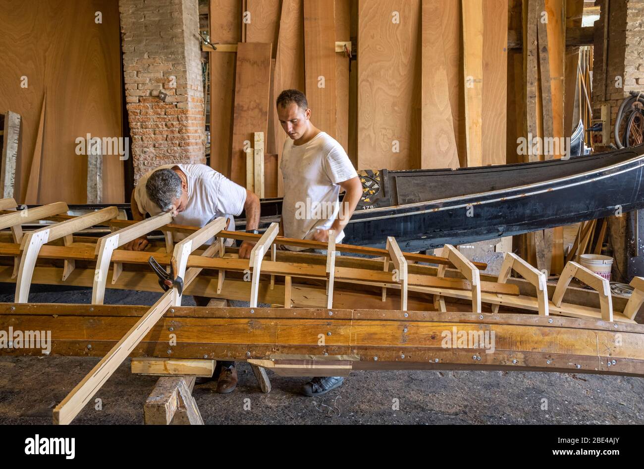 Zwei Handwerker arbeiten am Bau einer Gondel; Venedig, Italien Stockfoto