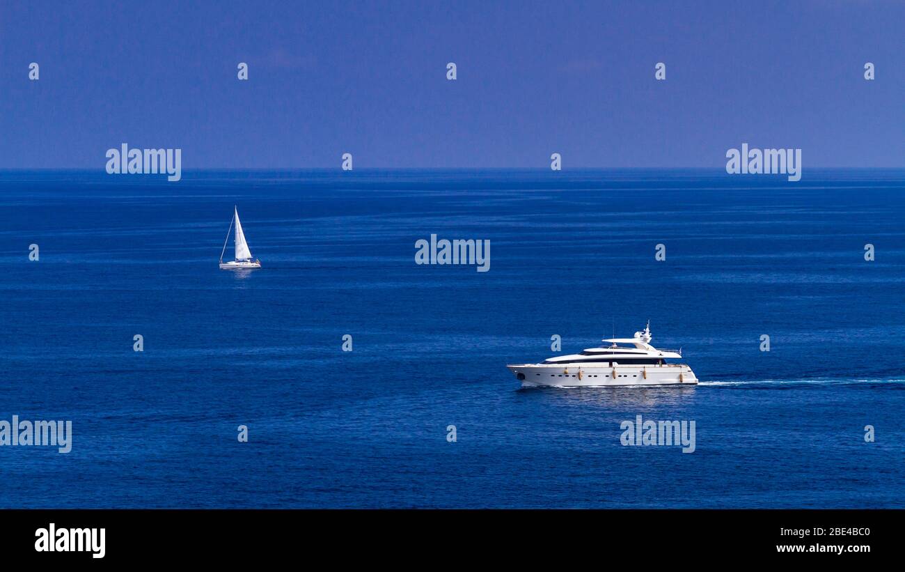 Vergnügungsboote vor der Küste von Monaco, Europa. Stockfoto