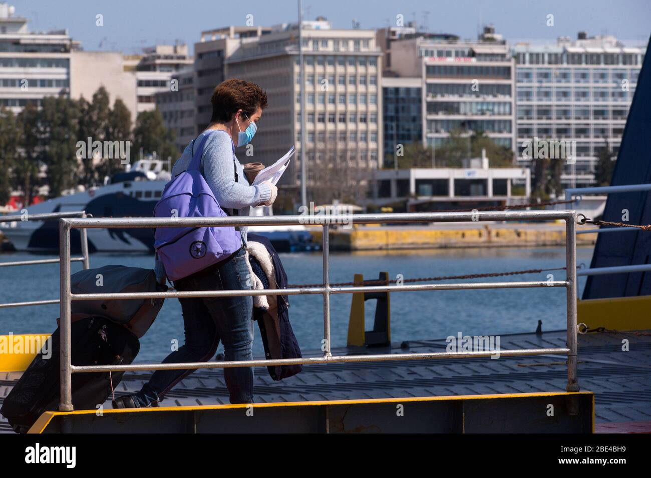 Piräus, Griechenland. April 2020. Ein Passagier steigt in Piräus, Griechenland, am 11. April 2020 an Bord eines Schiffes. Die Gesamtzahl der COVID-19-Infektionen in Griechenland beträgt jetzt 2,081 und die Zahl der Todesfälle seit Beginn des Ausbruchs im Land am 26. Februar 93. Kredit: Marios Lolos/Xinhua/Alamy Live News Stockfoto