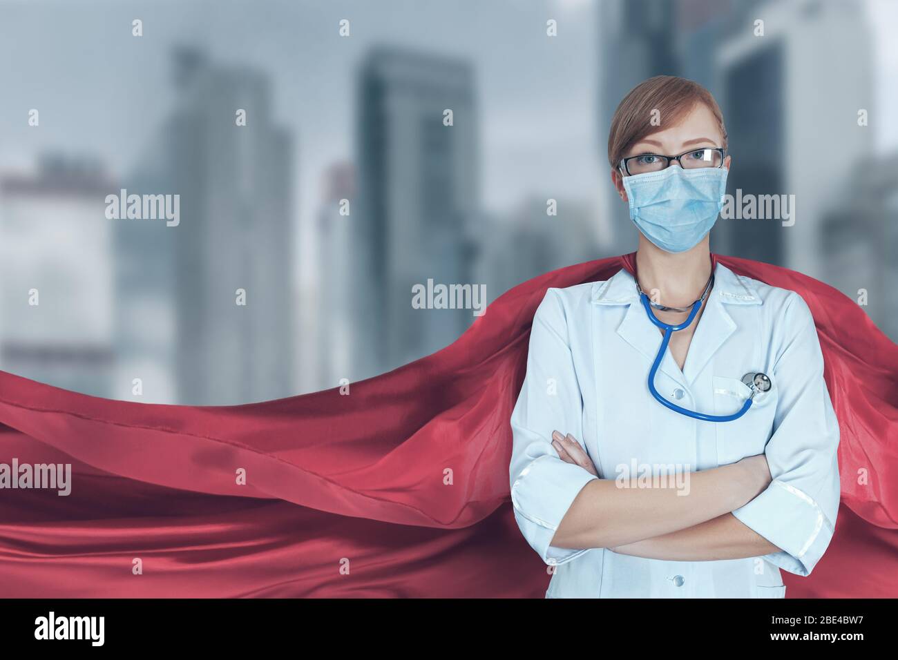 Konzept von Ärzten, die gegen globale Pandemieviren kämpfen. Porträt der jungen Heldenfrau mit Superperson rotes kap und medizinischer Uniform und mas Stockfoto