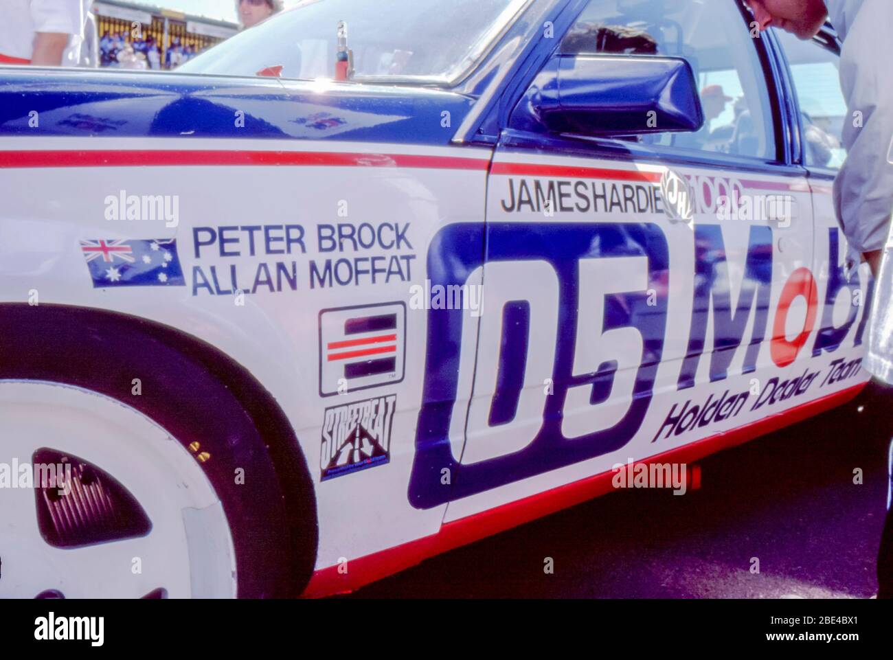 Bathurst, Australien, 5. Oktober 1986: Der legendäre australische Rennfahrer Peter Brock's 05 Mobil Commodore am Start vor dem Start des 1986 James Hardie (Bathurst) 1000 Rennens. Mit seinem ebenso berühmten Beifahrer Allan Moffat beendete er den bewundernswerten 5. Platz, nachdem er beim 1000km-Rennen drei Runden Vorsprung bei Boxenreparaturen verlor. Brock und Moffat hatten 12 der 16 vorherigen Rennen auf der Bathurst-Strecke in Australien gewonnen. Stockfoto