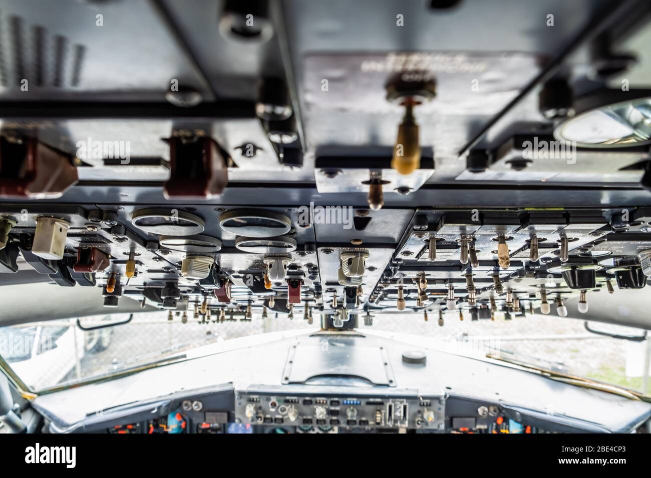 Viele Schalter auf Flugzeug Cockpit Decke in flachen Fokus Stockfotografie  - Alamy