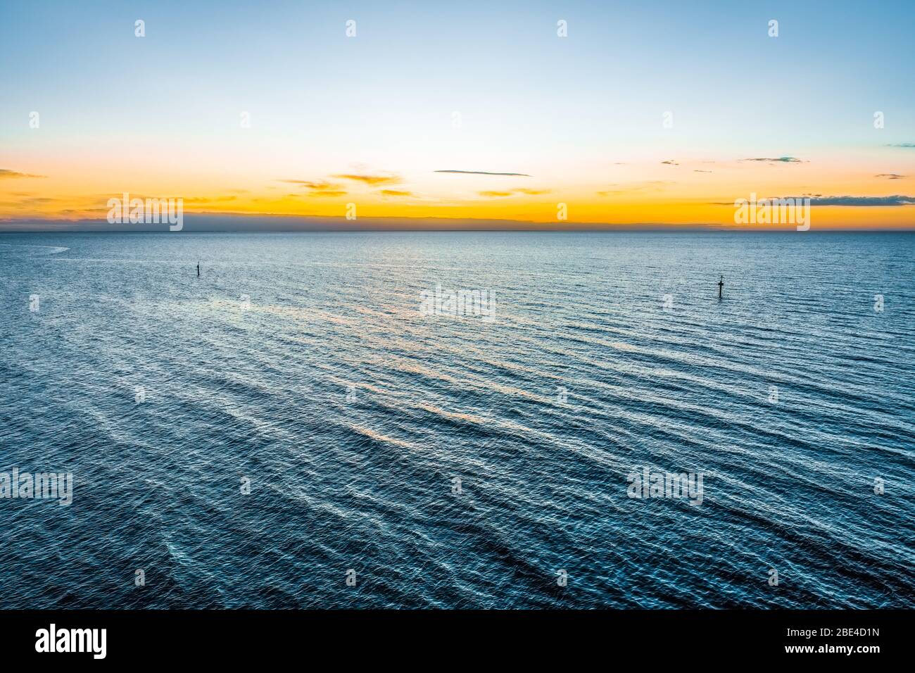 Luftaufnahme des Sonnenuntergangs über dem Ozean mit Kopierraum in Himmel und Wasser Stockfoto