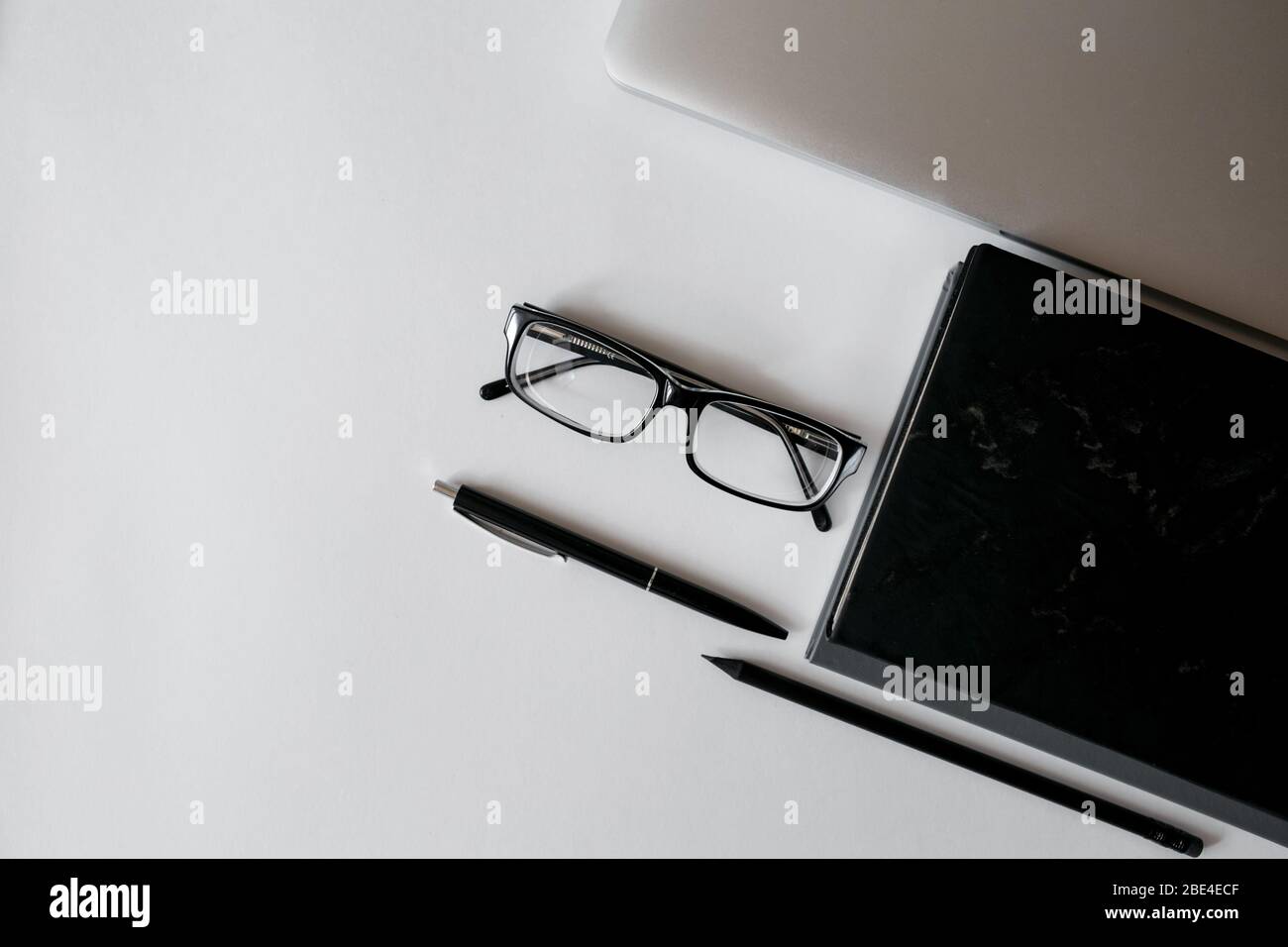 Schreibtisch White Office Schreibtisch mit vielen Dingen Tablet, Laptop, Smartphone und Kaffeetasse Notizblock. Draufsicht mit Kopierfläche, flachem Lay. Stockfoto