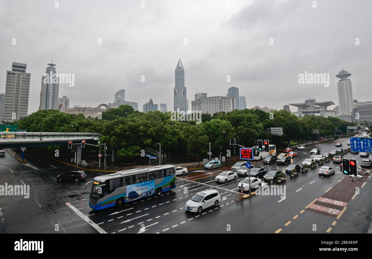 Hochhäuser in Xizang Road, Shanghai, China Stockfoto