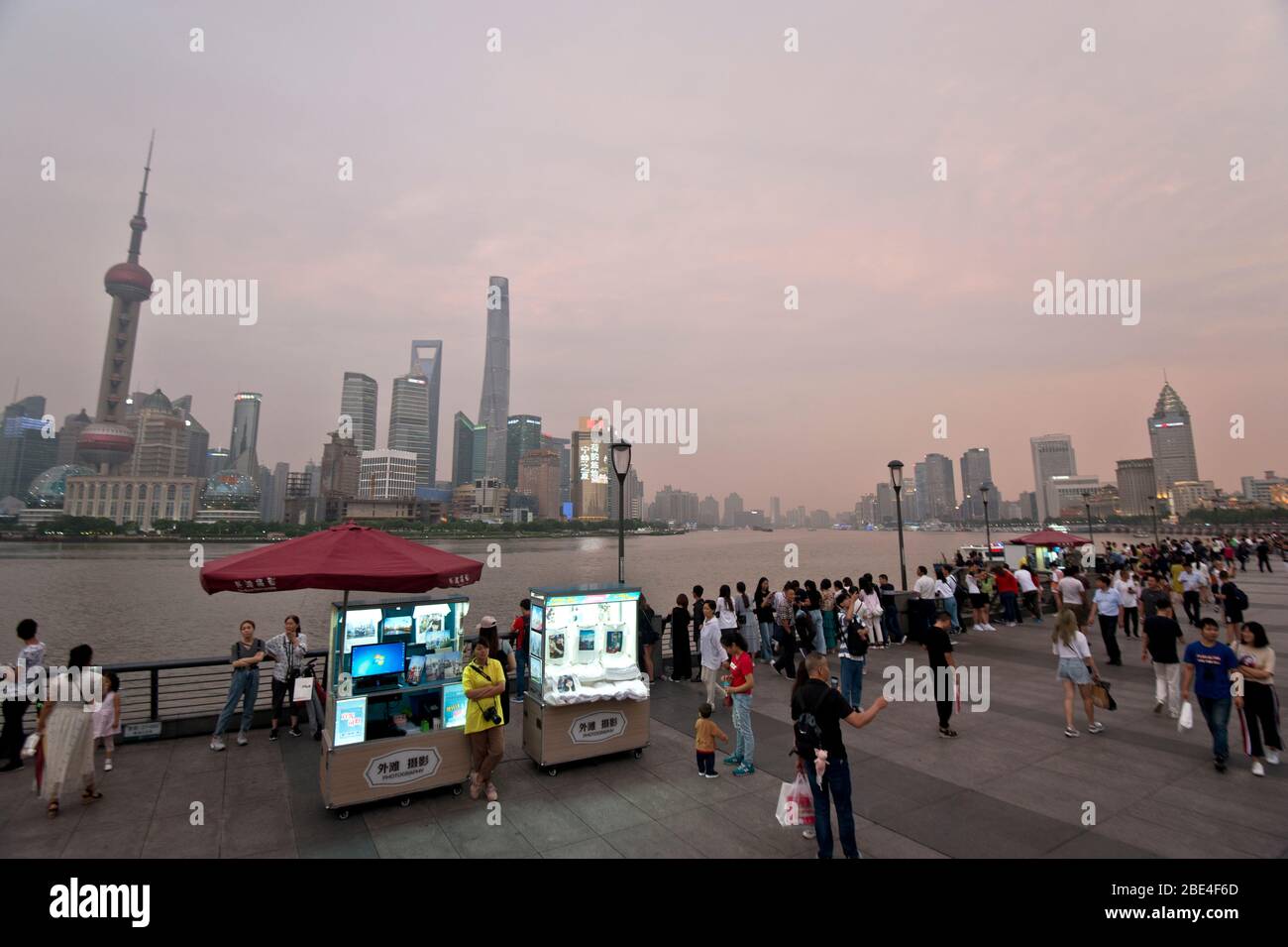 Shanghais Skyline von Pudong überragt den Huangpu-Fluss und den Bund. China Stockfoto